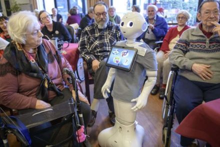 A nap fotója: Ilyen a német nyugdíjasok és Pepper, a robot találkozása