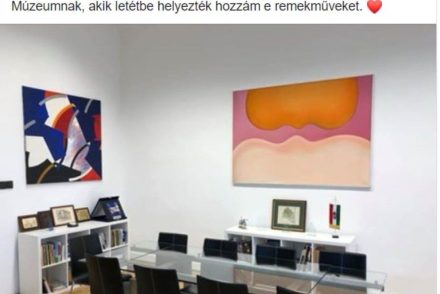 A nap fotója: Hoppál Péter politikus targyalójának a Janus Pannonius Múzeum két remekművet is ajándékozott