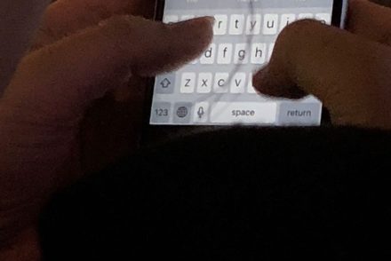 Sosem tudhatod, ki fotózza le a mobilod, miközben üzenetet írsz