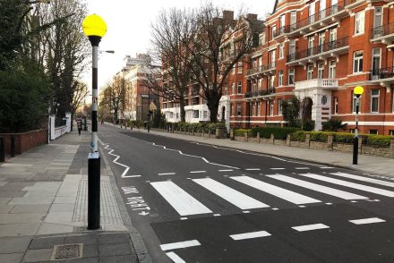 Újrafestették az Abbey Road híres gyalogátkelőhelyét