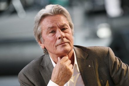 Alain Delon életműdíja miatt botrányba fulladt a cannes-i filmfesztivál sajtótájékoztatója
