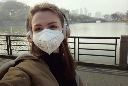 Egy ukrán nő nem akarja elhagyni Vuhant, mert a kutyáját nem engedik evakuálni