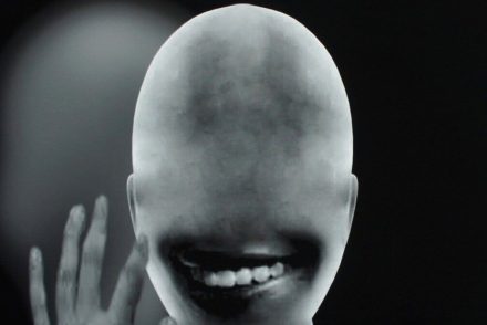Az „őrült zseni”, David Lynch kiállítása lesz látható Budapesten