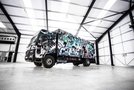 Több mint 360 millióért árverezik el a Banksy festette kamiont