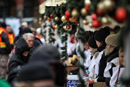Luxusterepjáróval viszi az ételt a hajléktalanoknak egy titokzatos úr Pécsen