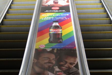 Érzékenyítés vagy nyerészkedés áll a Coca-Cola kampánya mögött?