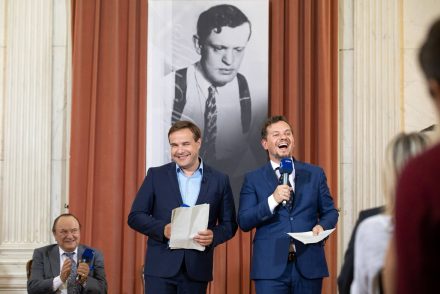 A kormány kedvenc humoristái kapták az idei Karinthy-gyűrűt