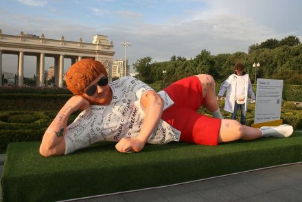 Alig 28 éves és szobrot kapott Ed Sheeran az oroszoktól