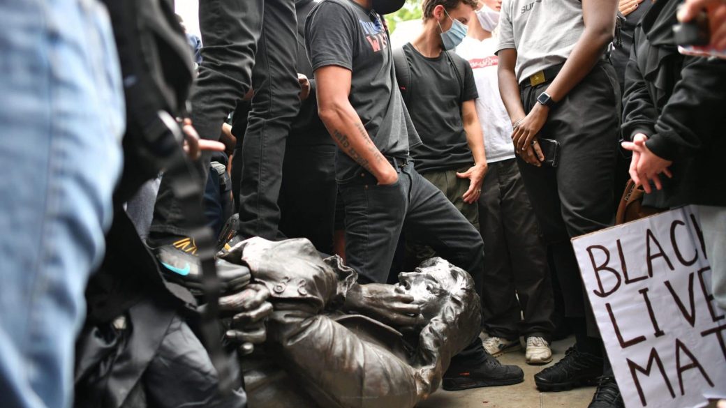 Edward Colston black lives matter tuntetes szobor scaled 1