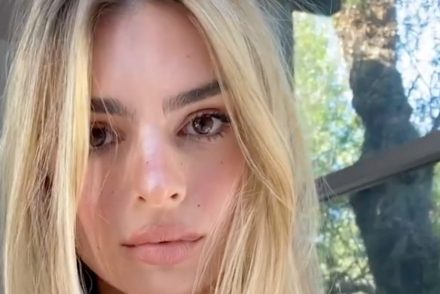 Emily Ratajkowski szőkére festette a haját