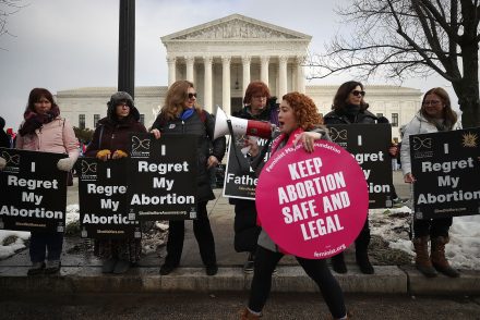 Durván nekimegy Hollywood a Georgia állambeli abortusztörvénynek: Már a Netflix, Disney és a Sony is bojkottálja