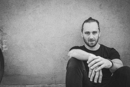 A Rókák esküvője nyerte el az egyik legrangosabb irodalmi díjat – Simon Márton kapta a Horváth Péter Ösztöndíjat
