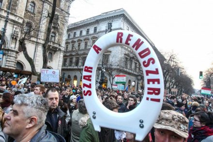 Írók és költők pontokba szedték a kormány elfuserált döntéseit, és szolidaritást vállalnak azok megsínylőivel