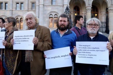 Parti Nagy Lajos, Hernádi Judit, Radnóti Sándor, Kemény István, Mécs Imre egy-egy mondattal demonstrált a hajléktalanságban élők védelmében