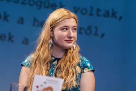 Gyermeki nosztalgiával beszél a fiatalok nyelvén
