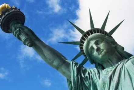 Egy nő felmászott a New York-i Szabadság-szoborra, hogy Trump szeparációs politikája ellen tiltakozzon