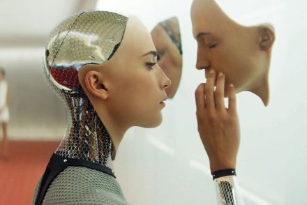 Miért félünk az valósághű női robotoktól? – az „uncanny valley” jelenség