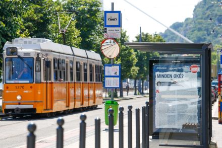 Az ő novelláikat fogjátok olvasni országszerte a busz- és villamosmegállókban