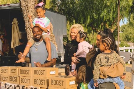 Kim Kardashian és Kanye West cipőstandokkal gyűjtöttek egy mentális egészséggel foglalkozó jótékonysági szervezetnek