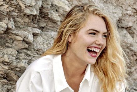 Kate Upton modell retusálatlan fotóval biztatja a nőket: ne szégyelljék a testüket!