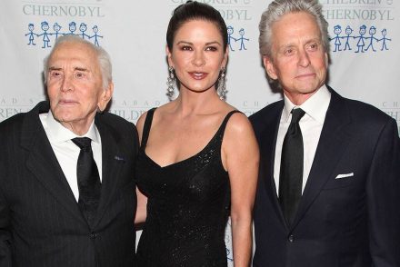 Michael Douglas 101 éves apja társaságában, könnyek között vette át a csillagot