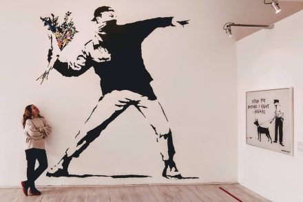 Laczkovich Borbála, a Banksy-kiállítás kurátora: „A felszín mögött egy komplex és ellentmondásos képet kapunk”