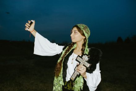 Az agyafúrt romániai oláh cigányok boszorkánycsoportja mutatja, hogyan férkőzött be a modern világ a tradíciók közé