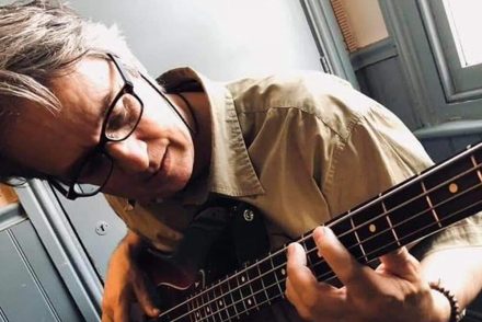 Koronavírusban meghalt David Bowie basszusgitárosa, Matthew Seligman