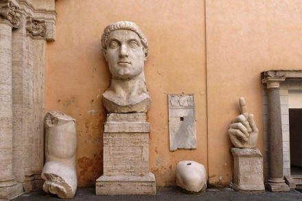 Évszázadok után végre megtalálták és egyesítették a híres szoborkolosszus darabjait a Louvre kiállításán