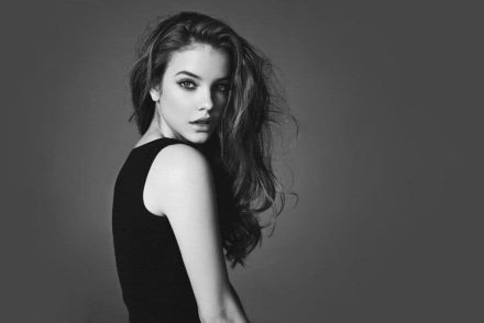 Palvin Barbi bugyi nélkül, derékig kivágott ruhában pózolt – Fotó