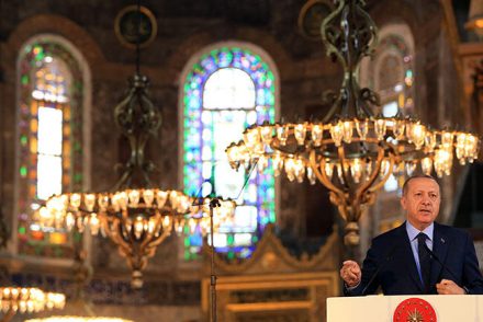 Erdogan mecsetté nyilvánította a Hagia Sophia bazilikát, de megengedi a nem-muszlimoknak is a használatát