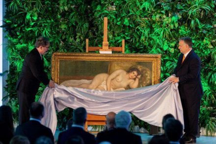 Videón, ahogy Orbán Viktor átadja Renoir Fekvő női akt festményét