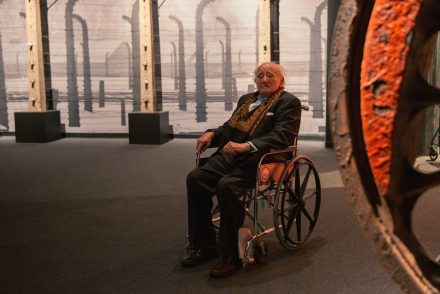 „Felébredtem, és vagy 100 ember vett körül” – az Auschwitz-kiállítás kapcsán a borzalmakról beszélt az egyik túlélő