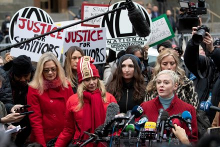 Harvey Weinstein vádlói a bíróság előtt tartottak beszédet