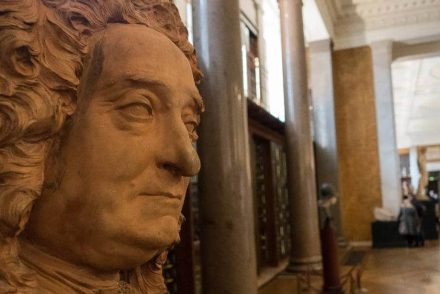 A British Múzeum áthelyeztette az intézmény alapítójának szobrát