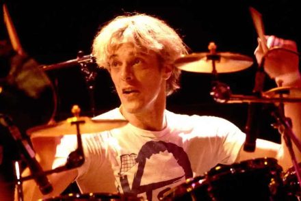 Stewart Copeland, a The Police dobosa a CIA-ügynök apja életéről sztorizgatott