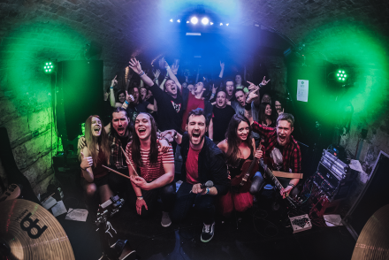 Ünnepi kocsmahangulat és üde nyári rockkolás