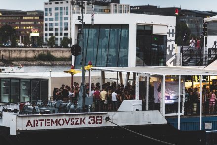 Az A38 Hajó otthoni Lovasi András-, Carson Coma-koncertekkel reagál a koronavírusra