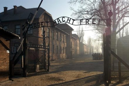 Az Auschwitz-Birkenau Emlékhely megkérte a látogatókat: ne használják reklámfogásként a helyet