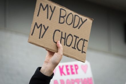 Angliában tablettával oldják meg az abortuszt a kijárási tilalom alatt