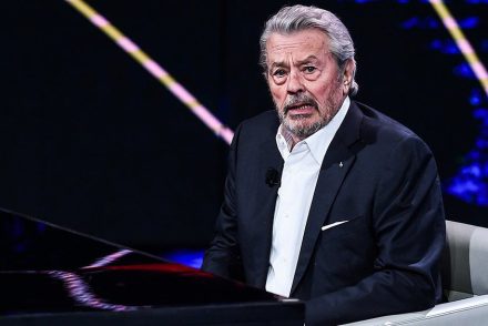 Könnyek közt vette át az életműdíjat Alain Delon, hiába tiltakoztak ellene a homofób kijelentései miatt