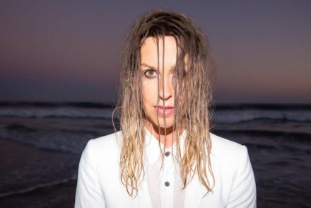 Alanis Morissette, a dühös fehér nő, aki 25 éve énekel traumáiról