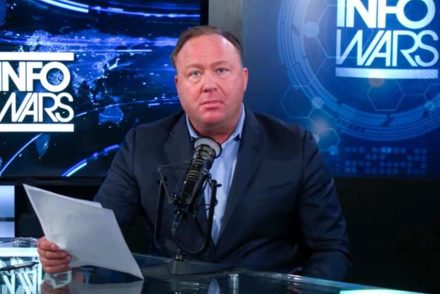 A Google törölte az Infowars applikációt a koronavírus miatt