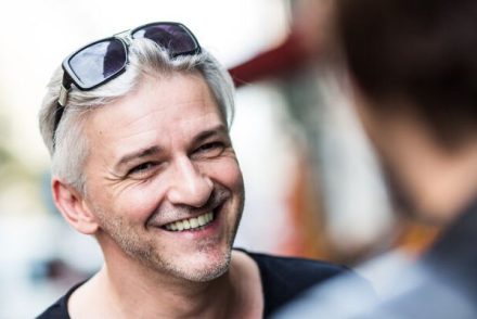 Videó: Műpénisszel provokálta Alföldi Róbertet egy szélsőjobboldali aktivista