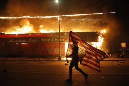 A kínai propaganda kritizálja az amerikai vezetés tüntetésekre adott válaszát