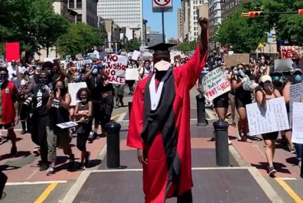 Miért hordanak talárt az amerikai Black Lives Matter-tüntetők?