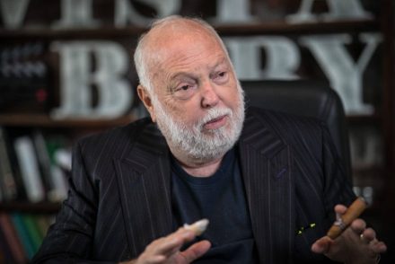 Megnyílt Andy Vajna kiállítása, ráadásul Oscar-díjas akciófilmessel