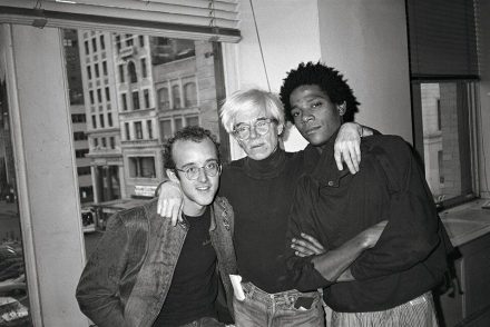 Betekintést nyerhetünk Andy Warhol és Jean-Michel Basquiat komplex barátságába intim, korábban soha-nem-látott fotók által
