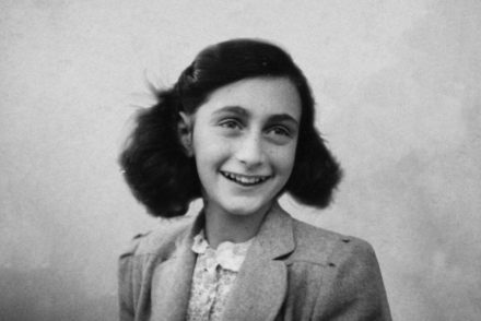 Ilyen lett volna, ha Anne Frank videónaplót vezet, míg a a nácik elől bujkál