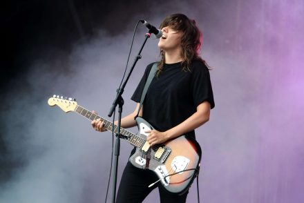 Mélyenszántó gondolatokat a pusztító önértékeléssel – Courtney Barnett koncertet ad Budapesten